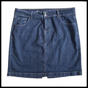 ⭐3/$25⭐ Old Navy Women's Jean Skirt With Pockets Size 16